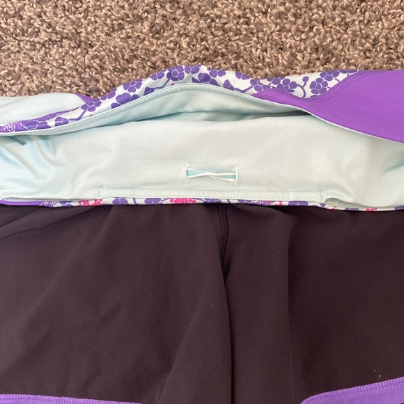 SIZE 6- LULULEMON SHORTS - Picture 5 of 6